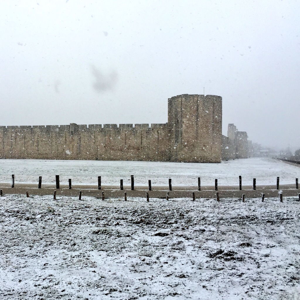 La neige au pied des remparts d'Aigues-Mortes, en 2015