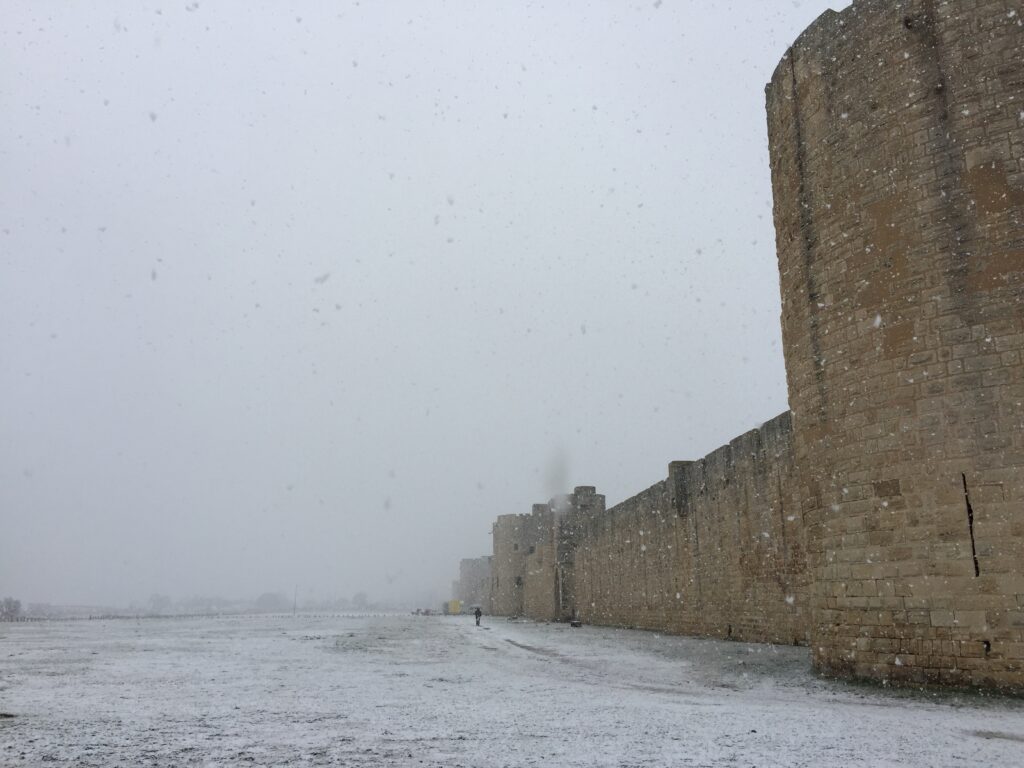 La neige au pied des remparts d'Aigues-Mortes, en 2015