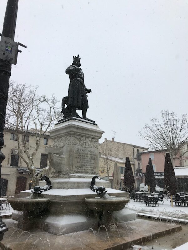 La neige place Saint-Louis à Aigues-Mortes, en 2018
