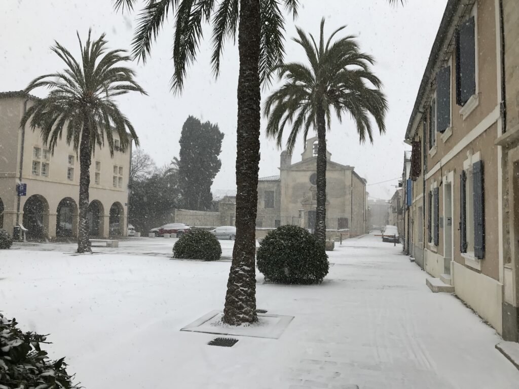 La neige place de la Viguerie à Aigues-Mortes, en 2018