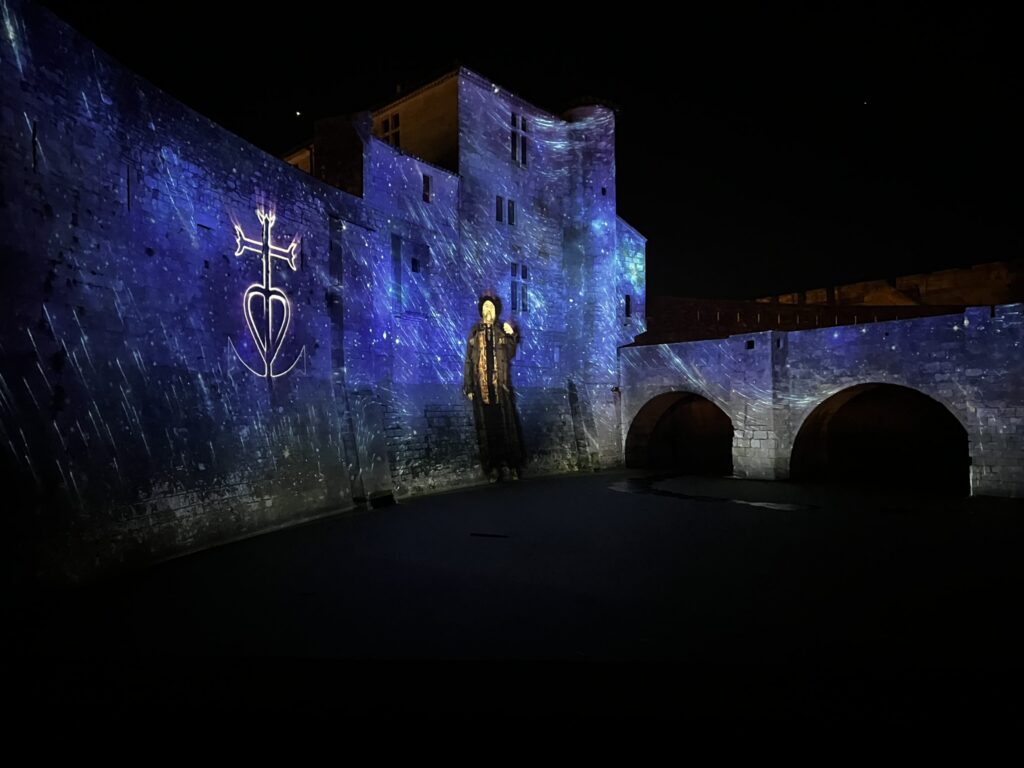 Projection lumineuse sur les Tours et Remparts d'Aigues-Mortes lors de Noël en Camargue pendant les vacances de Noël