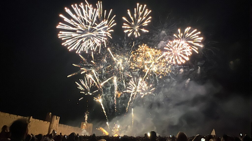 Le feu d'artifice embrase les Tours et remparts d'Aigues-Mortes en Camargue le 31 décembre.