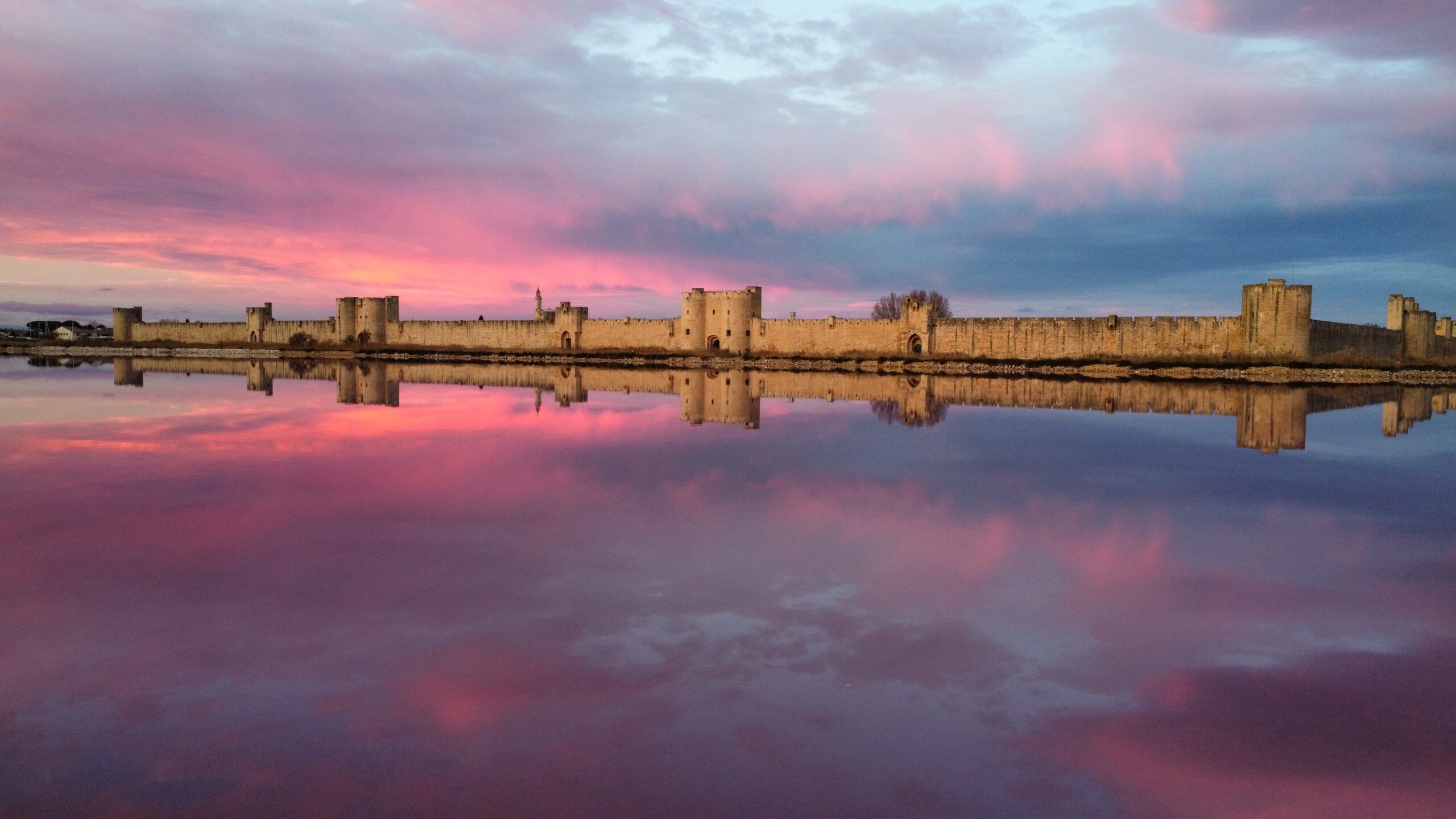 Aigues-Mortes, vue aérienne (drone), les salins juste devant.
