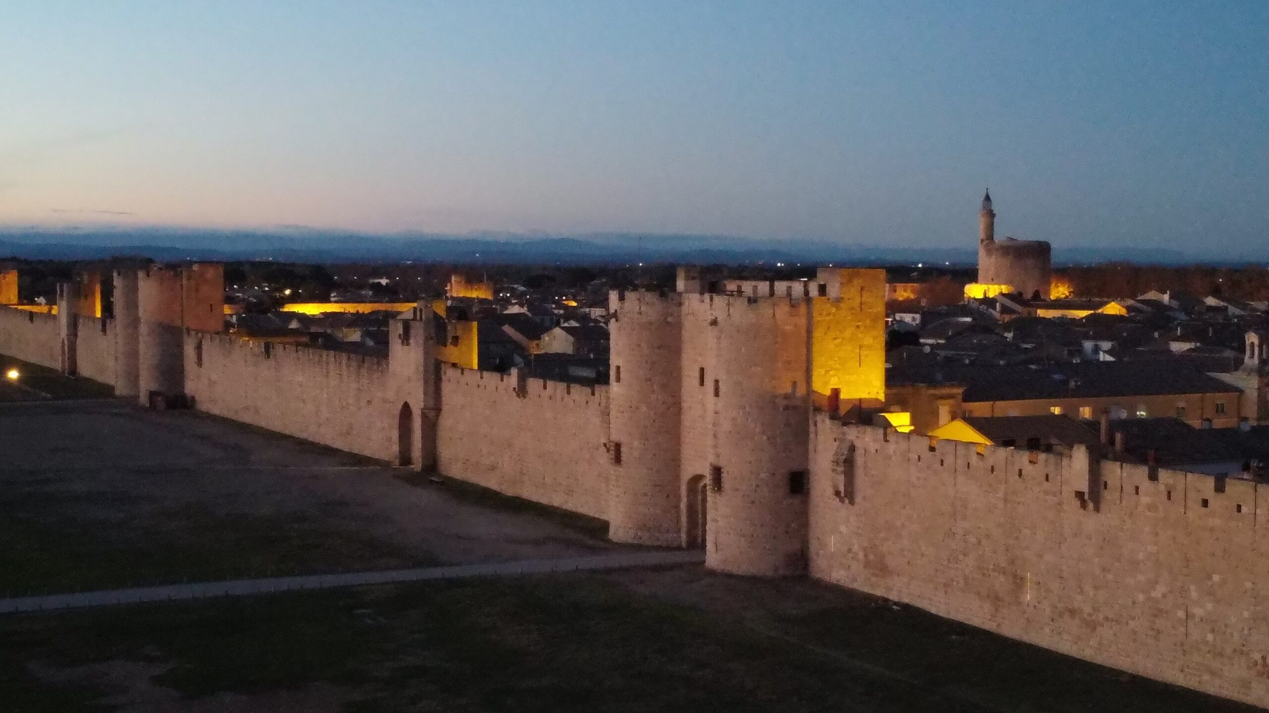 Les remparts médiévaux d'Aigues-Mortes vus du ciel