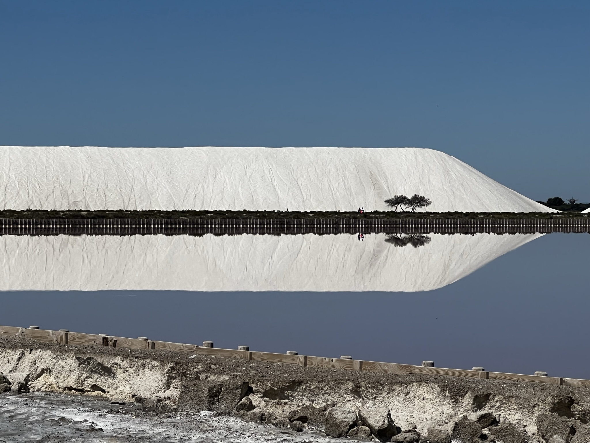 Le saline rosa di Aigues-Mortes con cumuli di sale bianco